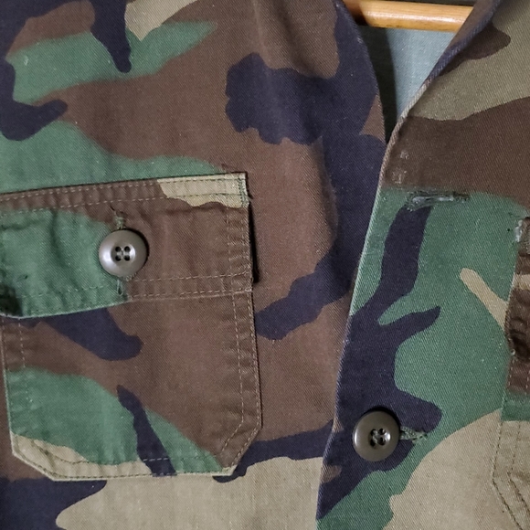 Camouflage Short Button-Up Jacket with Flapped Pockets - Picture 10 of 12